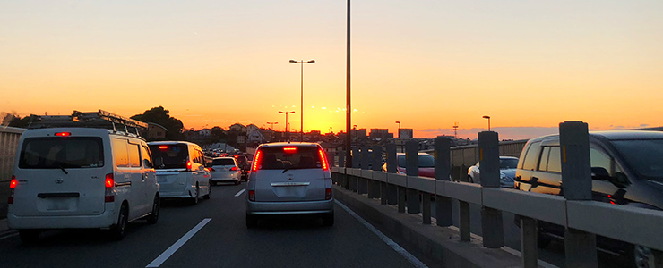 夕暮れ時の乗用車の運転席からの景色